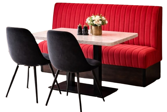 Rode gestoffeerde horeca zitbank met tafel en zwarte stoelen